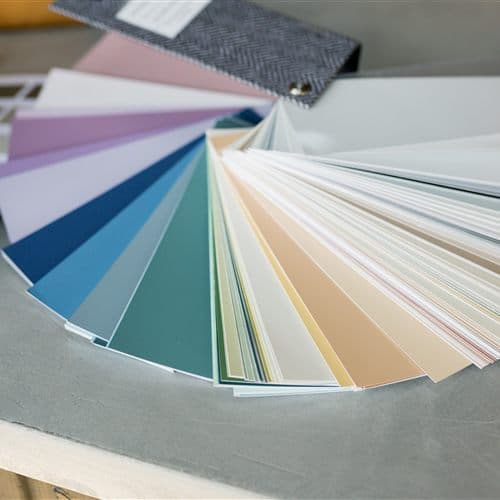 Cartas de color en el mostrador de Aplitec Suministros Industriales en Ourense